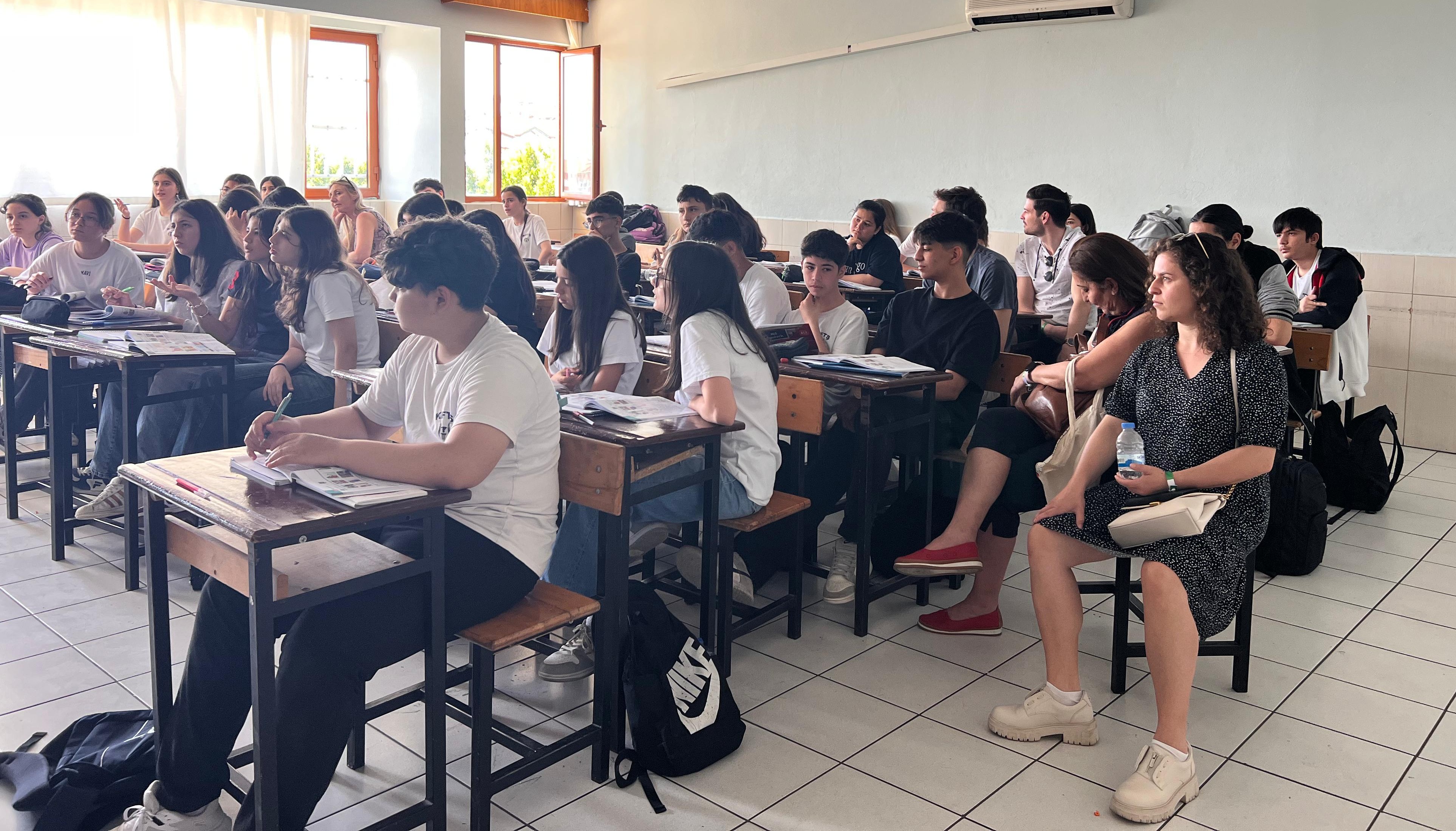 Schüler:innen arbeiten gemeinsam im Klassenraum