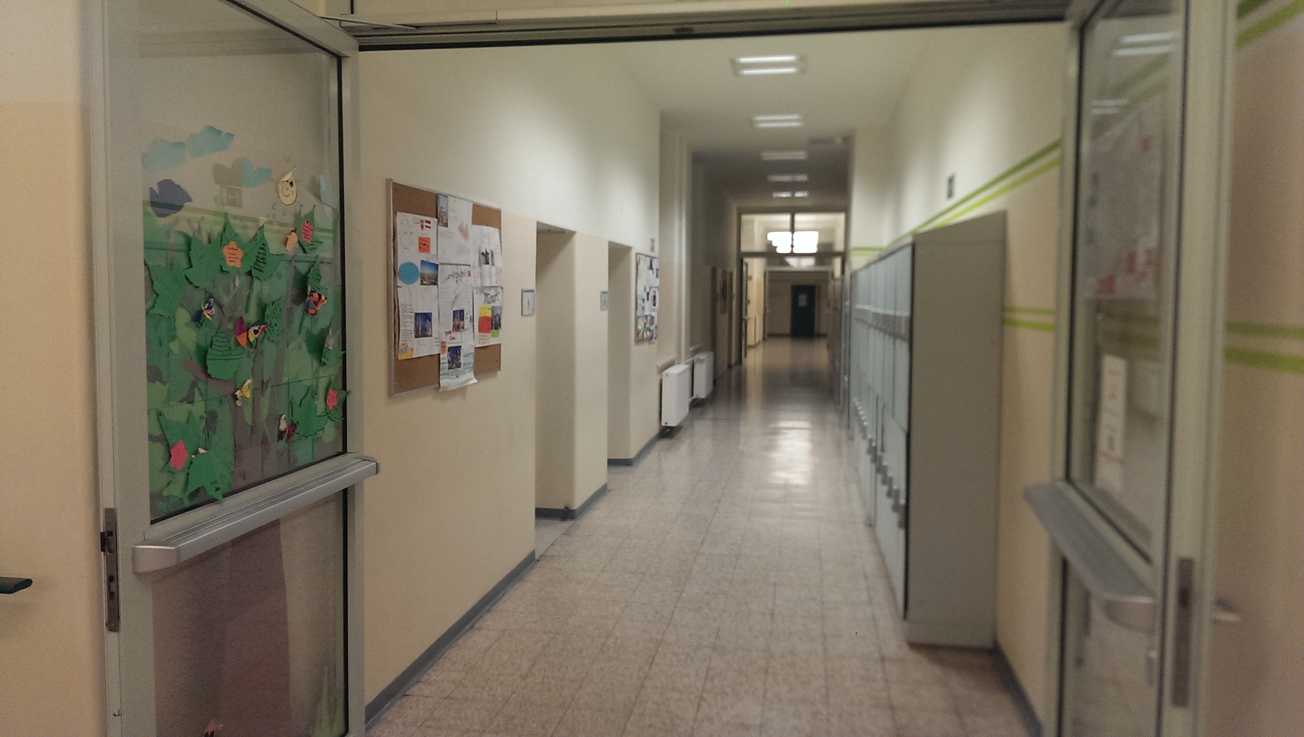 Heller Gang im Schulgebäude der WMS Leipziger Platz